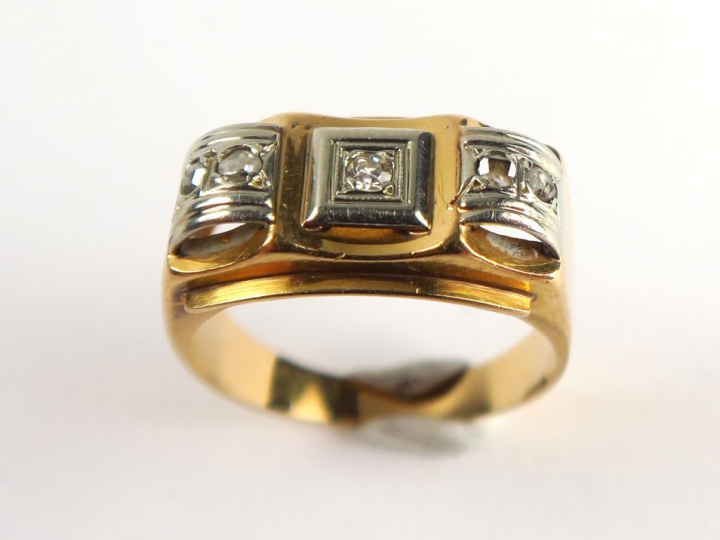 Bague chevalière en or, ornée d'un petit diamant central et de diamant