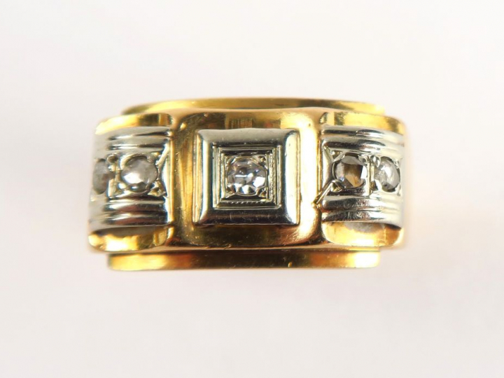 Bague chevalière en or, ornée d'un petit diamant central et de diamant