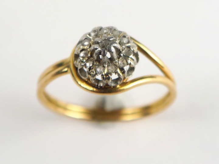 Bague en or deux tons, ornée de diamants taillés en rose. Poids tel : 