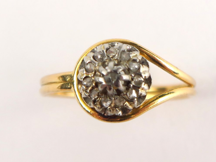 Bague en or deux tons, ornée de diamants taillés en rose. Poids tel : 