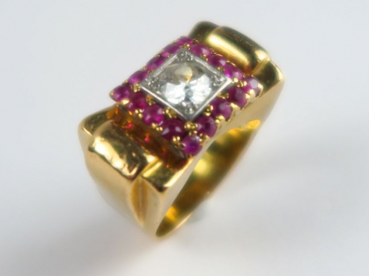 Bague chevalière en or jaune, ornée d'un diamant serti clos, dans un e