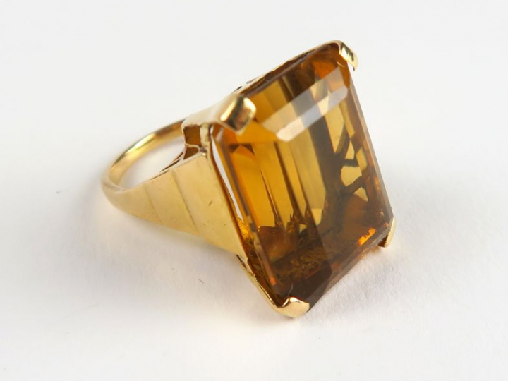Bague en or jaune, ornée d'un quartz taille émeraude. Poids tel : 10,8
