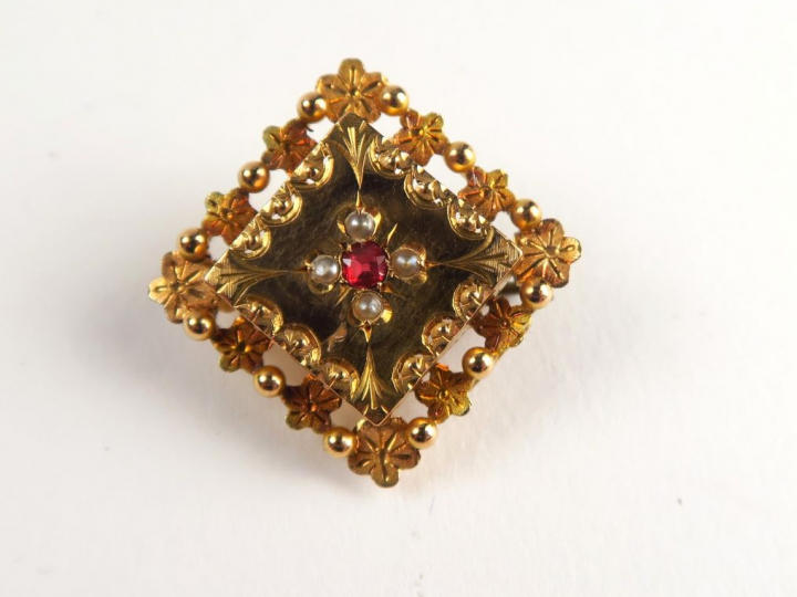 Broche XIXe en or ajouré , demi perles et pierre rouge. Poids tel : 2 
