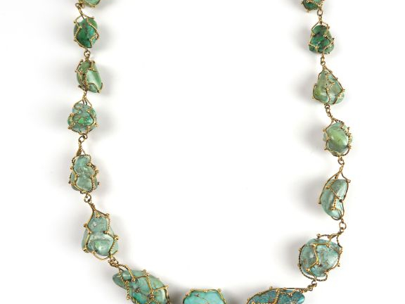 Collier en or, soutenant 19 turquoises brutes. Poids tel : 91 g