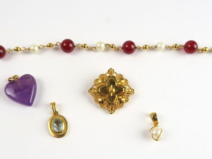 Bracelet en or, alternance de perles et de pierres rouges, Broche en o