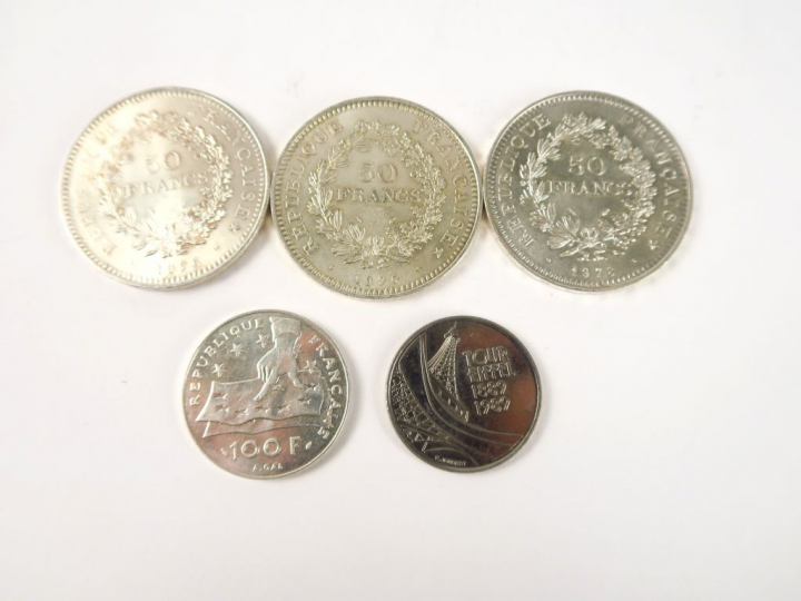 5 pièces en argent : 1 pièce de 100 frcs, 3 pièces de 50 francs, 1 piè