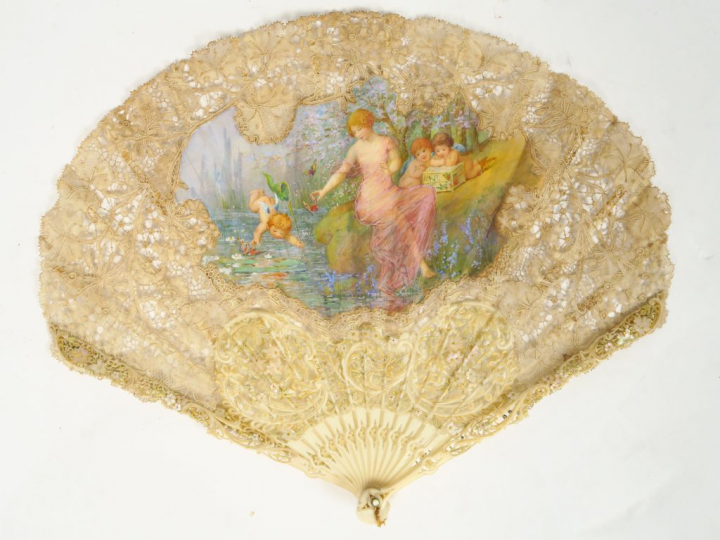 	Eventail de style Louis XVI en ivoire ajouré et dentelle, orné d’une 