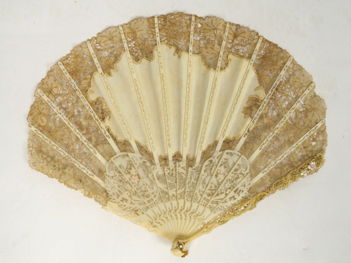 	Eventail de style Louis XVI en ivoire ajouré et dentelle, orné d’une 
