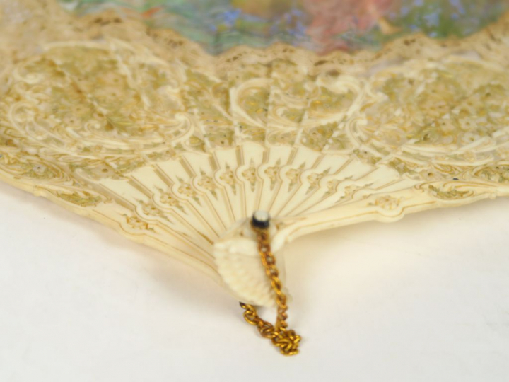 	Eventail de style Louis XVI en ivoire ajouré et dentelle, orné d’une 