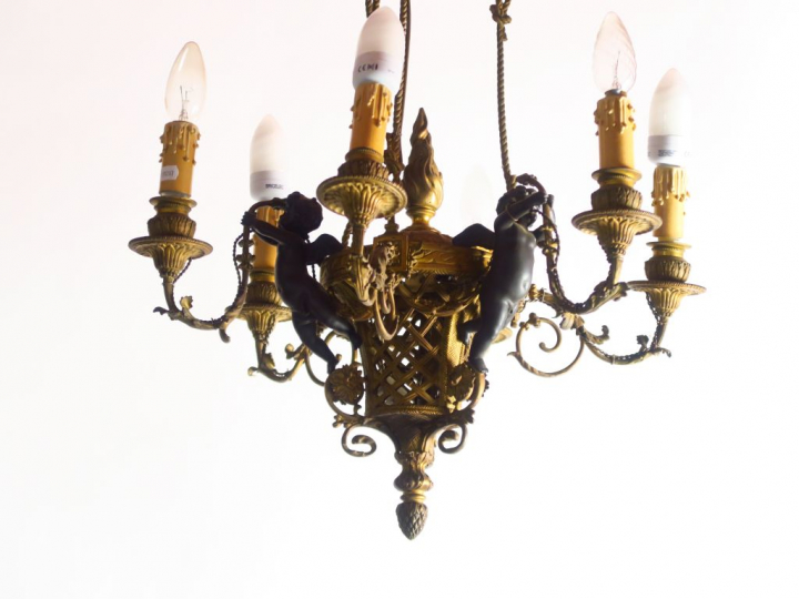 	Lustre de style Louis XVI en bronze patiné et ajouré, à décor d’amour