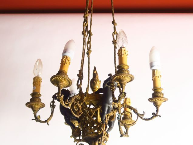 	Lustre de style Louis XVI en bronze patiné et ajouré, à décor d’amour