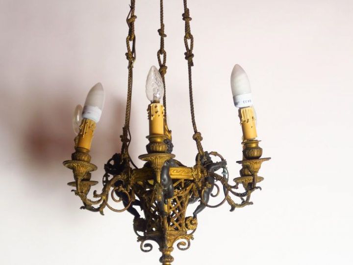 	Lustre de style Louis XVI en bronze patiné et ajouré, à décor d’amour