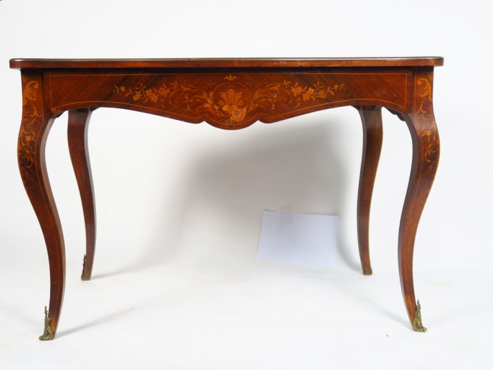 Table de salon Napoléon III de style Louis XV en marqueterie, à décor 
