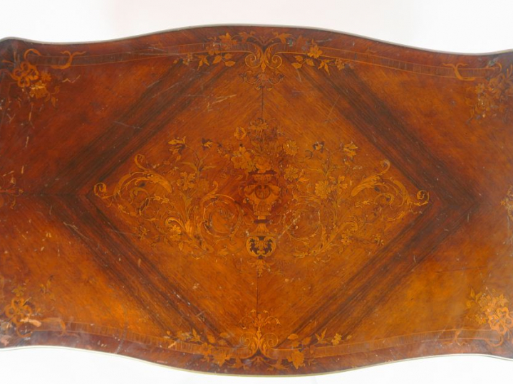Table de salon Napoléon III de style Louis XV en marqueterie, à décor 