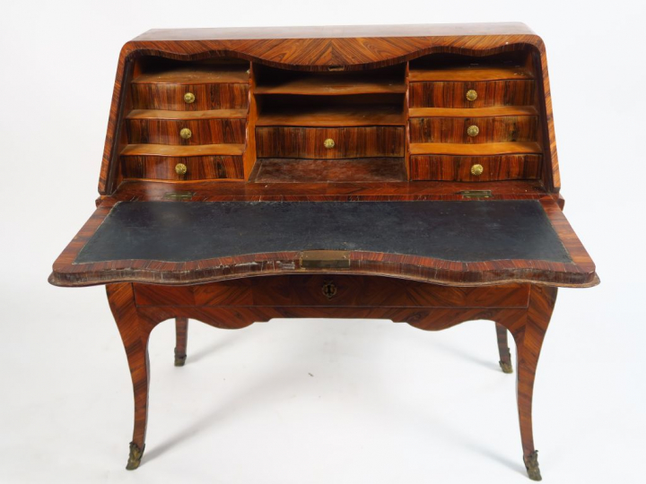 Bureau de pente Louis XV en marqueterie de bois de violette, à décor d