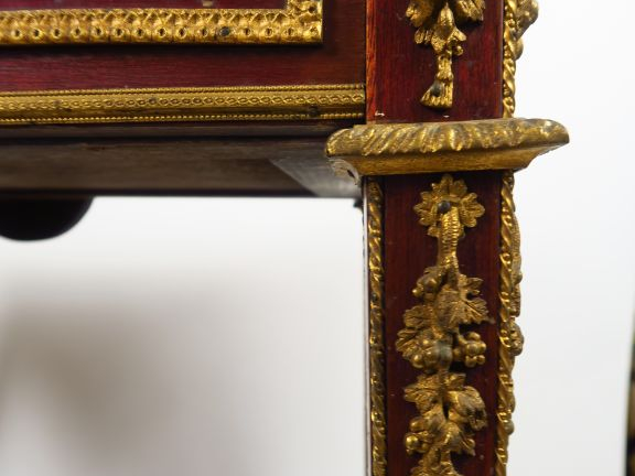 Gueridon de style Louis XVI en acajou et placage d'acajou, orné de deu