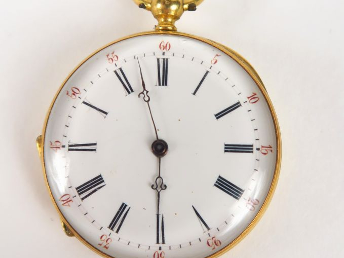 Montre de col en or, le verso émaillé à décor d'une croix. Poids tel :