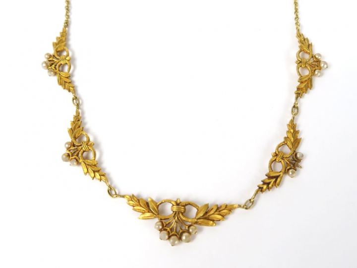Collier draperie 1900 en or et perles. Poids tel : 7 g (manque une pet