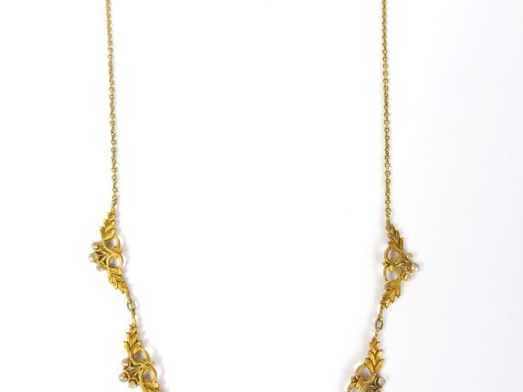 Collier draperie 1900 en or et perles. Poids tel : 7 g (manque une pet