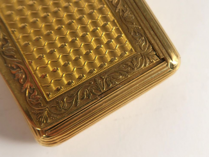 Boite de style Louis XVI en or, à décor de rinceaux feuillagés. Traces