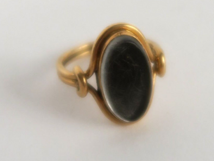 Bague XIXe en or, retenant sous un verre une mèche de cheveux. Poids t