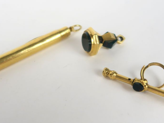 Ensemble comprenant trois éléments de chatelaine : -un cachet et un re