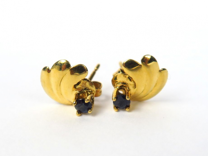 Paire de perce-oreilles en or jaune et saphirs. Poids tel : 1,2 g