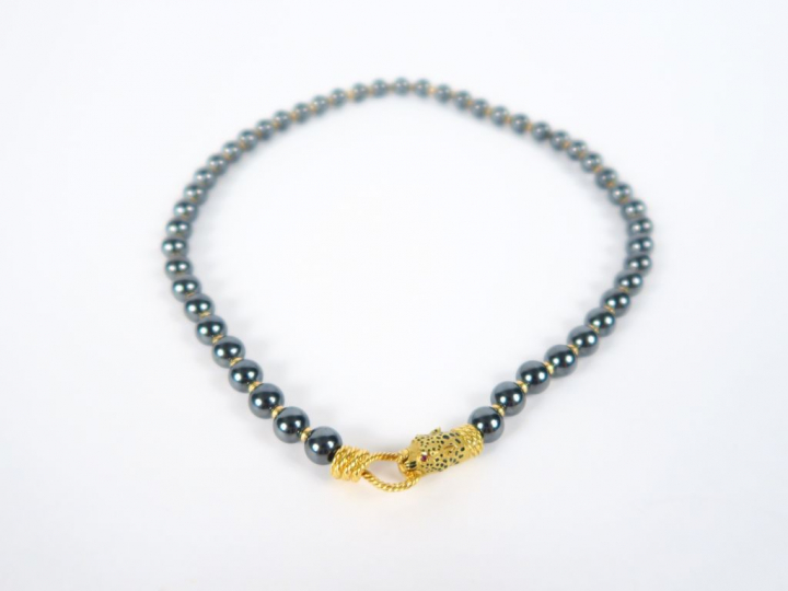 Collier de 49 perles grises, séparées par de petites perles en or. Bea