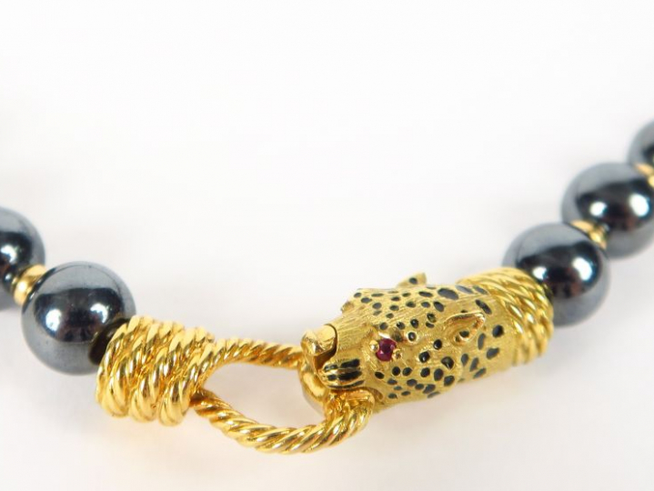 Collier de 49 perles grises, séparées par de petites perles en or. Bea