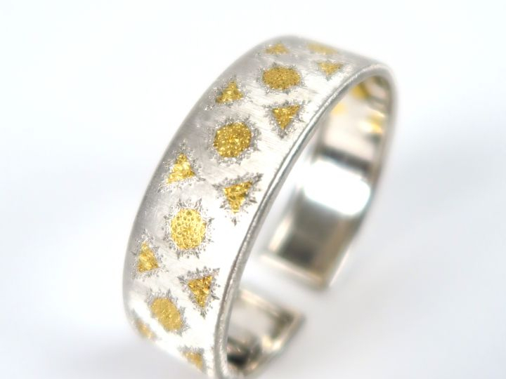 BUCCELLATI. Bracelet manchette en argent brossé et palqué or. Signé. P