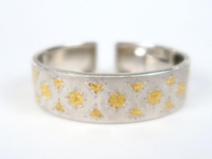 BUCCELLATI. Bracelet manchette en argent brossé et palqué or. Signé. P