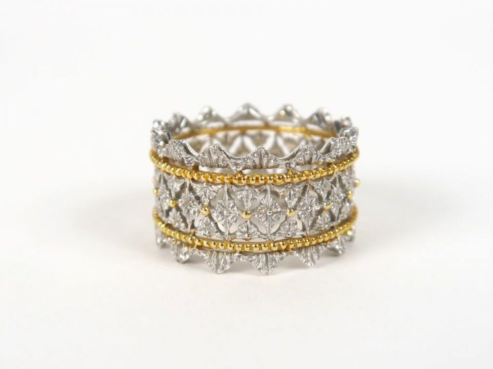 BUCCELLATI. Bague en or blanc, motifs en or jaune. Poids : 6 g