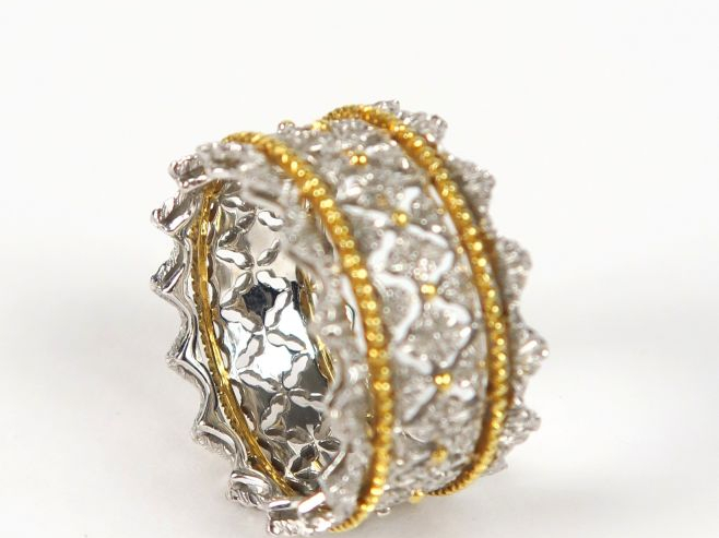 BUCCELLATI. Bague en or blanc, motifs en or jaune. Poids : 6 g
