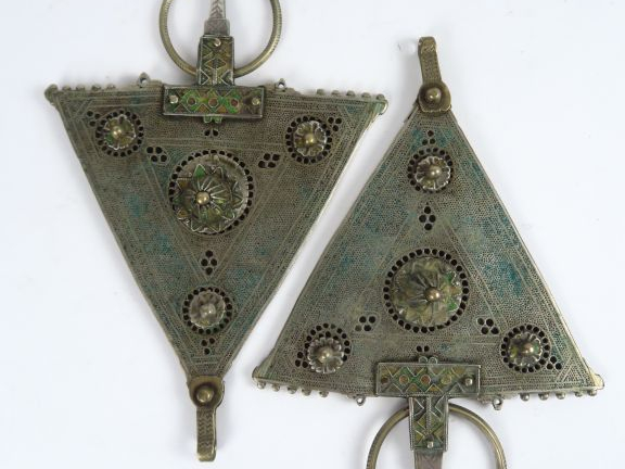 Deux grandes fibules en argen bas titre, traces d'émaux. Poids : 680 g