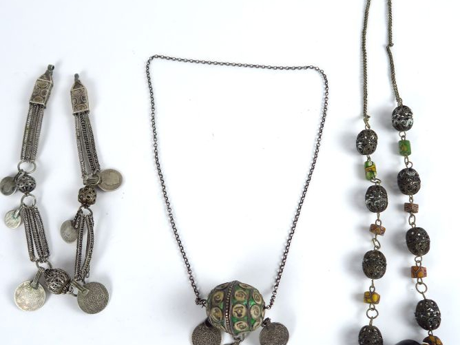 Deux colliers berbères, on y joint une partie de collier ornée de pièc