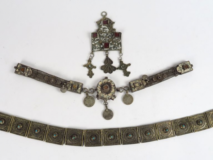 Deux éléments de parure en métal ou argent bas titre. On y joint une c