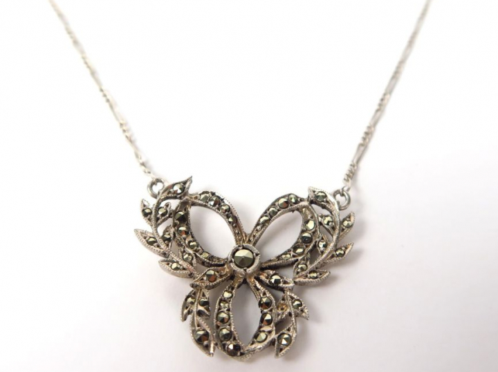 Collier en argent, figurant un nœud de ruban et feuillage, orné de mar