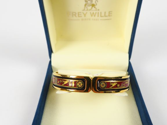 Fery WILLE. Bracelet jonc en métal doré à décor égyptine.