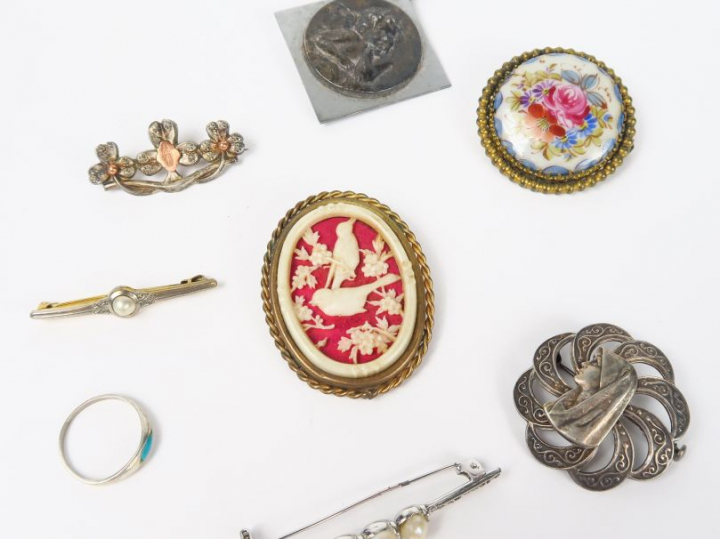 Lot de bijoux fantaisie comprenant 6 broches, une petite bague en arge