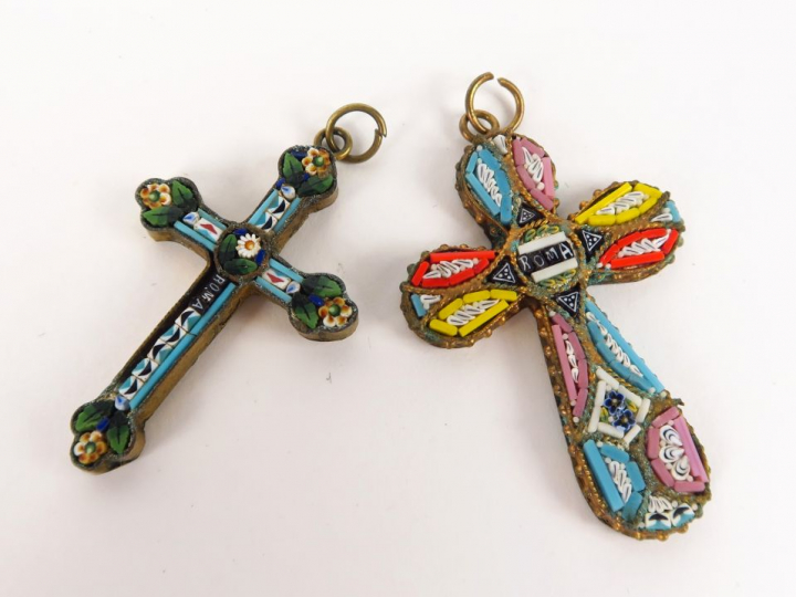 Deux croix en métal et micro-mosaïque