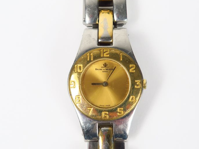 BEAUME ET MERCIER. Montre de dame en acier (usures d'usage)