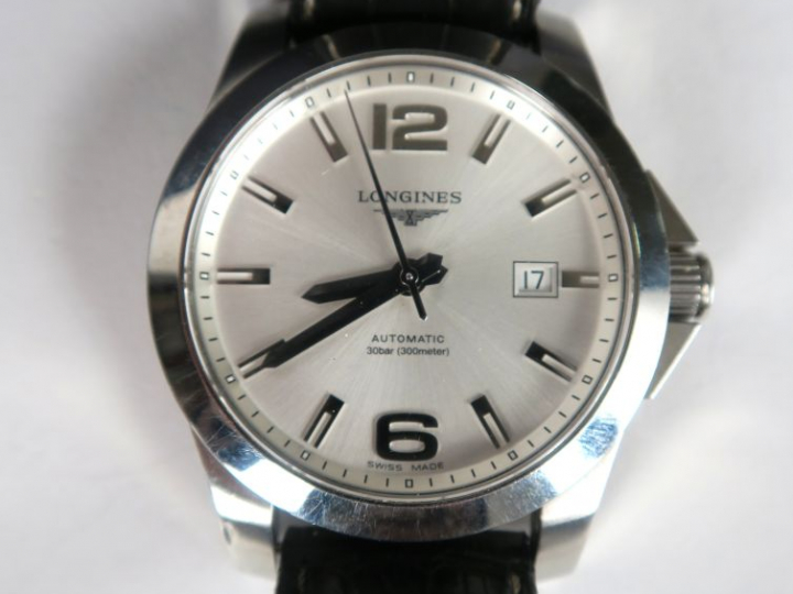 LONGINES. Montre d'homme, boitier acier, bracelet cuir. Dans son coffr