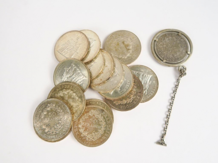 15 pièces de 50 francs en argent. On y jiont une pièce de 5 francs arg