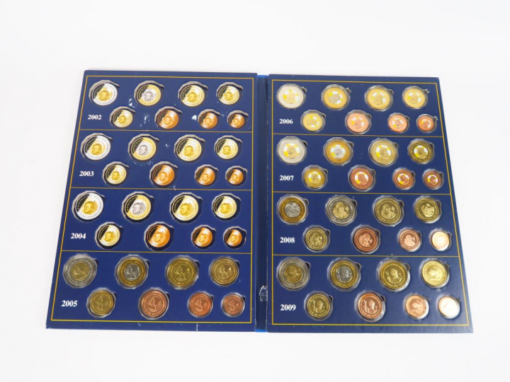 Dans un album : collection d'essais d'euros du Vatican, années 2007 (x