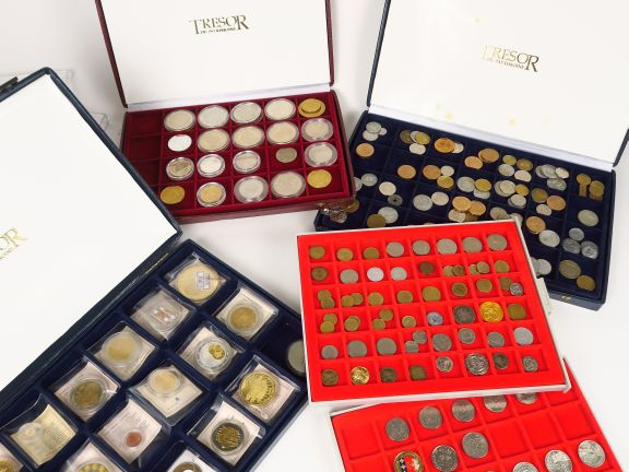 Collection de pièces, et de jetons dans 5 coffrets dont deux 'Trésor d