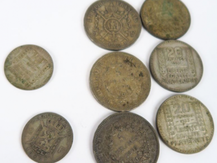 8 pièces d'argent : 3 pièces de 5 francs, 3 pièces de 20 fcs, 1 pièce 