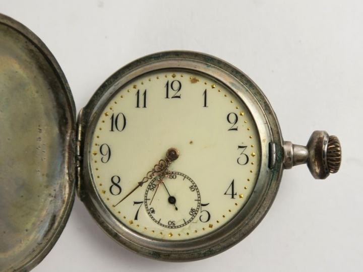 Montre de gousset en argent damasquiné (mauvais état)	 Poids tel : 77 