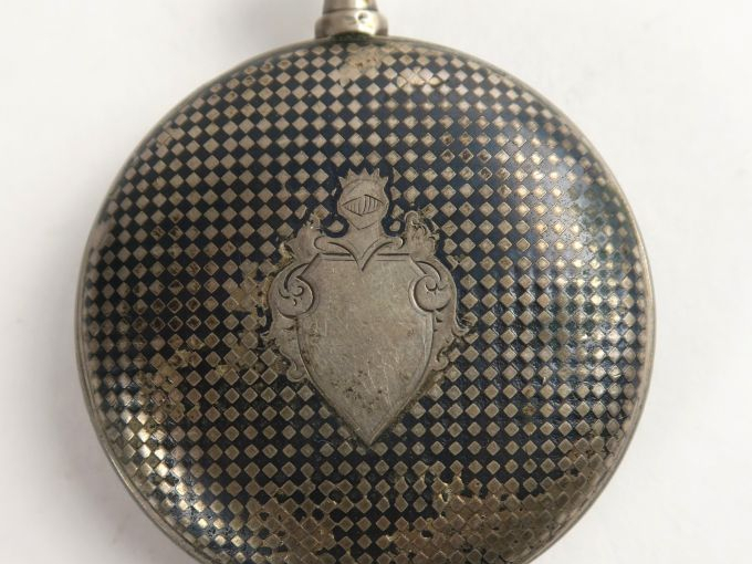 Montre de gousset en argent damasquiné (mauvais état)	 Poids tel : 77 