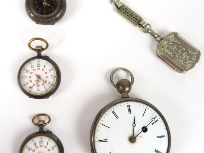 Montre de gousset en argent, cuvette en métal. On y joint un porte-pho