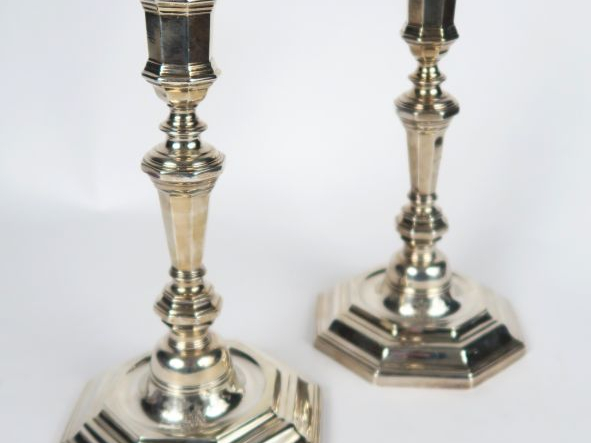 Paire de flambeaux XVIIIème en argent, armoriés (famille Aiguillon Sab